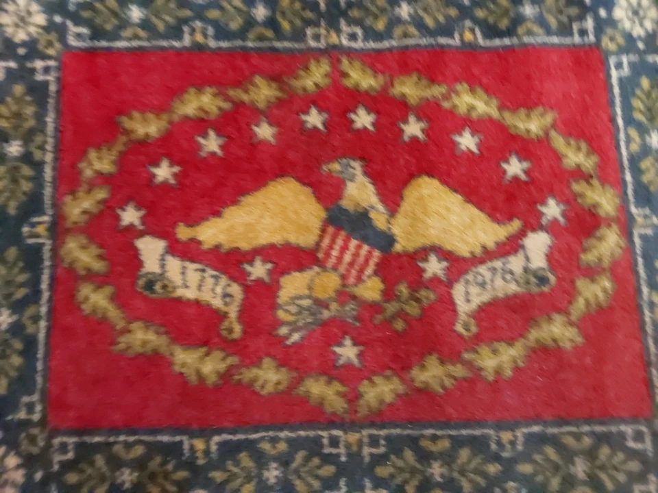 Alfombra De colección Deering Milliken Bicentenario 1776-1976 Águila 2'-10" x 4'-4", Foto 2 de 4