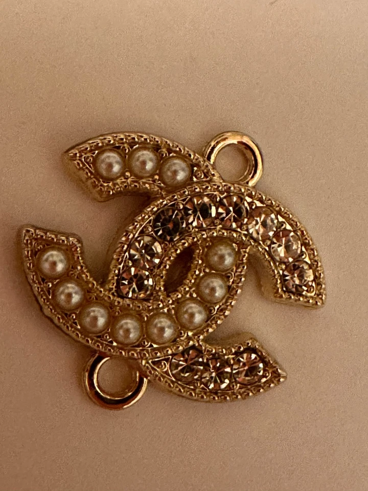 CHANEL CONNECTOR BUTTON PEARLS & CRYSTALS CC SHAPED, 2 BUTTON LOOPS - Image 4 of 4