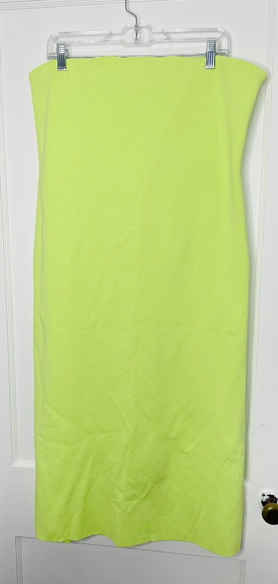 cos green bandeau dress The beloved COS Bandeau Maxi seen on @yasmindevonport_ The perfect shade of green for the upcoming races and summer celebrations! We recommend pairing her with gold accessories and nude heels and a