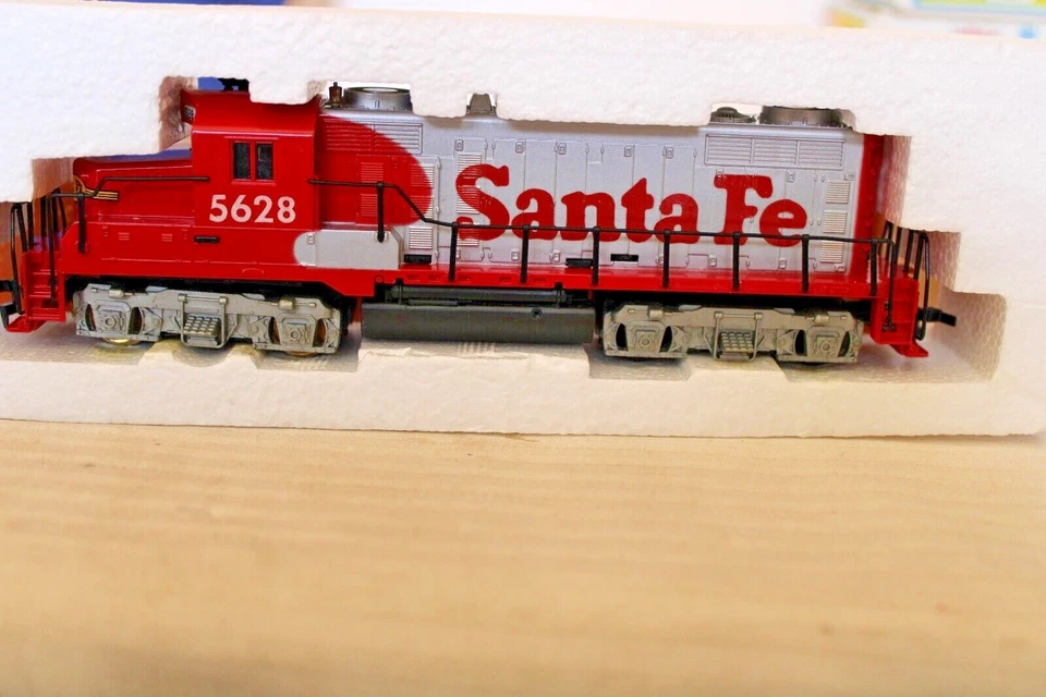 HO Scale Tyco GP20 Diesel Locomotive Santa Fe War Bonnet #5628 Red & Silver - Image 3 of 4