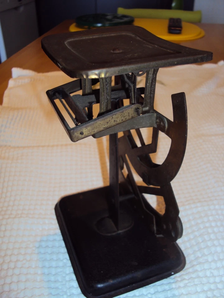 📬 Pèse-lettre ancien en fer patiné – XXe siècle – Objet de bureau vintage - Photo 4/4