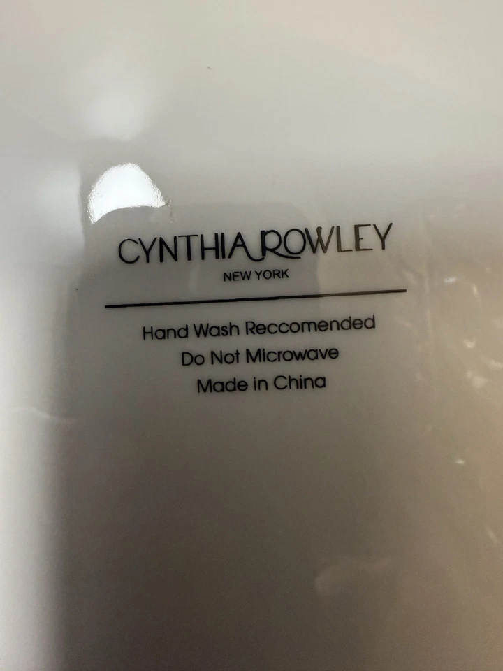 5 Cynthia Rowley White/ Red Scalloped Dinner Plates W/ Gold Trim 11 In - Image 3 of 3