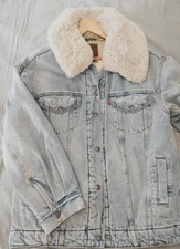 Woman's premium Levi's oversized Sherpa trucker jacket coat  NYC