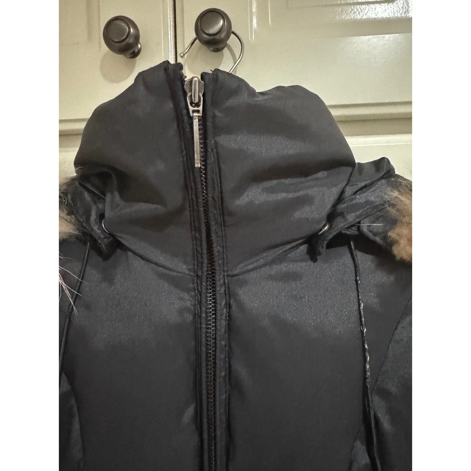 Abrigo acolchado Wilson's de cuero negro acolchado con capucha ribete de piel pequeño Foto 2 de 4