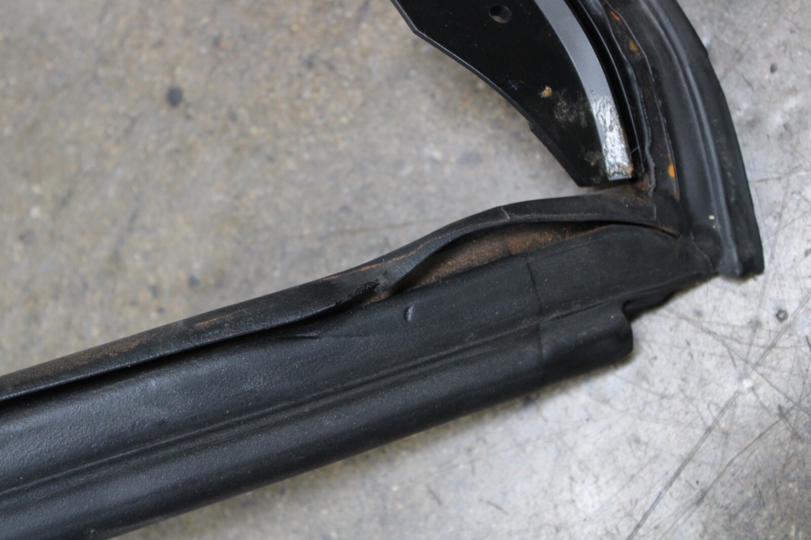 Lamborghini Gallardo, Spyder, Seal Top Front Moulding, Used, P/N 625019656019