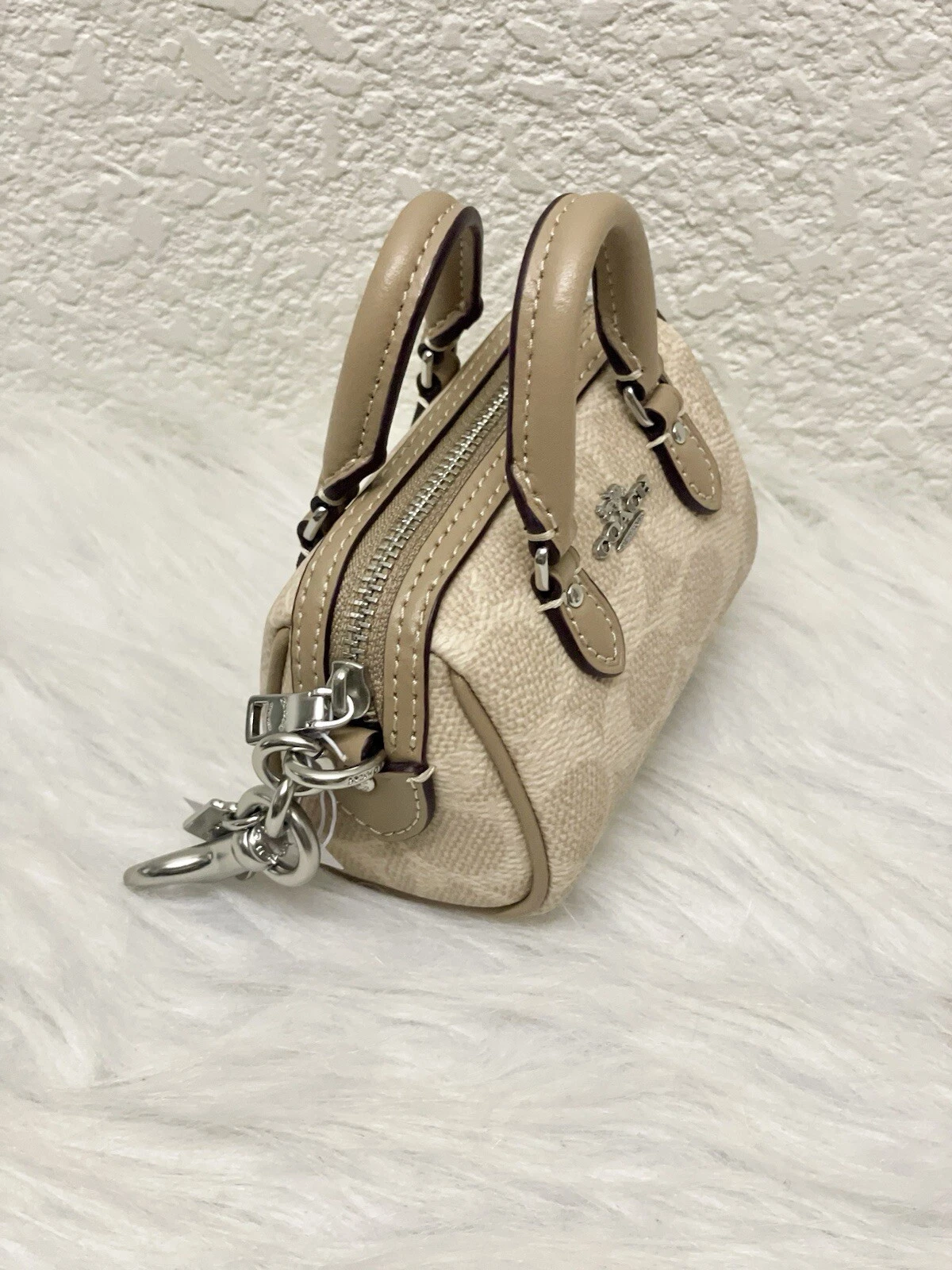 Borsa a tracolla Coach Mini Rowan nuova con etichette ciondolo in tela firmata sabbia tortora