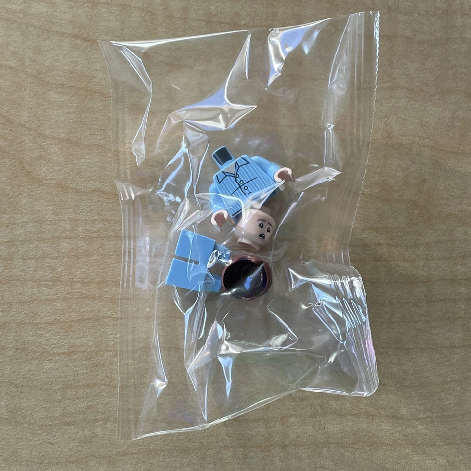 LEGO 76390 - Harry Potter - 2021 Advent Calendar - Dudley Dursley (Striped PJs) - Image 2 of 4