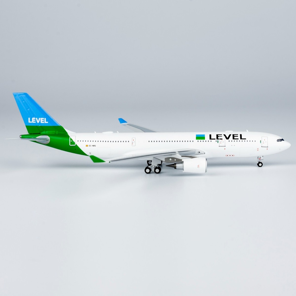 1:400 NG Model LEVEL AIRBUS A330-200 Passenger Aircraft Diecast