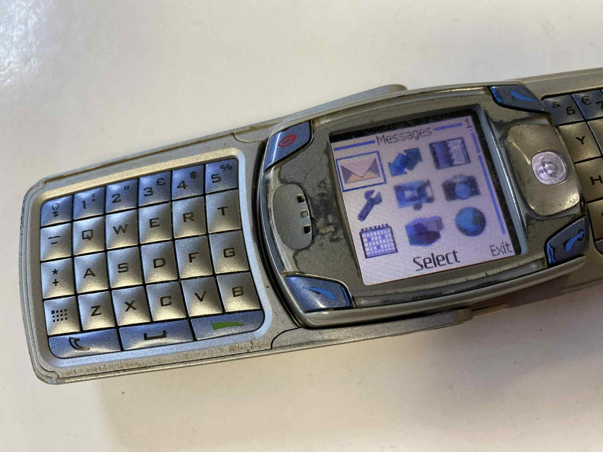 Nokia 6820 (6820a) Mobile Phone (Unlocked) QWERTY Flip Fold