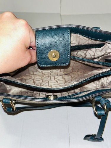 Bolso de hombro Calvin Klein para mujer verde tostado con logotipo con llavero - Imagen 9 de 19