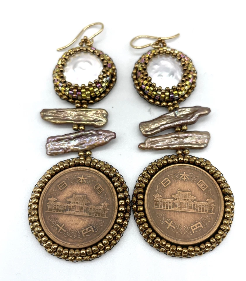 Monedas chinas antiguas bordadas con cuentas y pendientes de perlas Keshi Foto 2 de 4