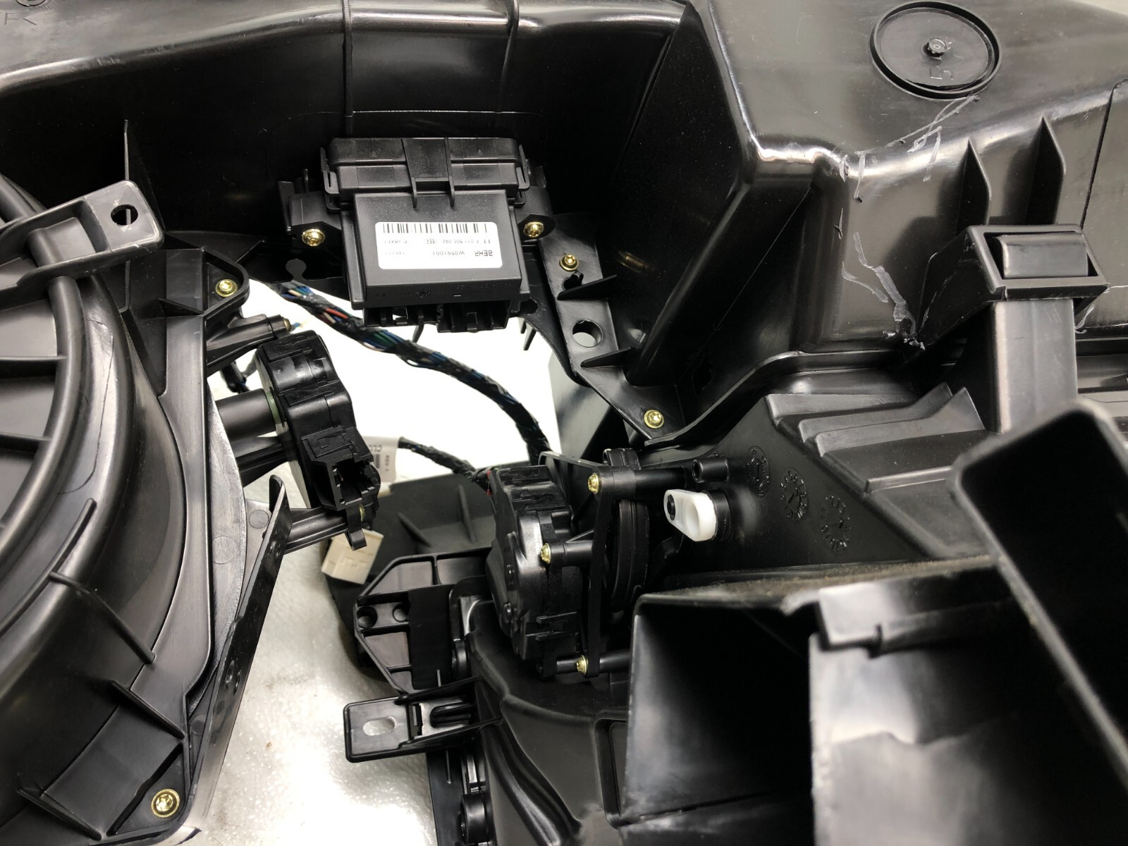 2014-2017 MASERATI GHIBLI S Q4 FRONT HEATER BLOWER MOTOR HOUSING BOX CORE OEM.