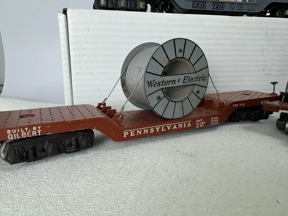 Lot (3) American Flyer S Gauge Depressed Flat Cars w/ Wire Spools & Searchlight - Image 3 of 4