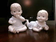 VINTAGE PAIR OF 1982 LEFTON CHINA CHRISTOPHER COLLECTION PIANO BABIES FIGURINES