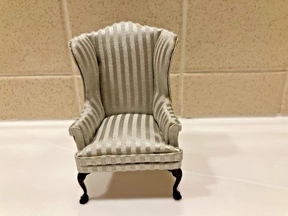 Casa de muñecas miniatura BESPAQ silla a rayas plateadas con respaldo alado y reposapiés plateado 1:12 Foto 2 de 4