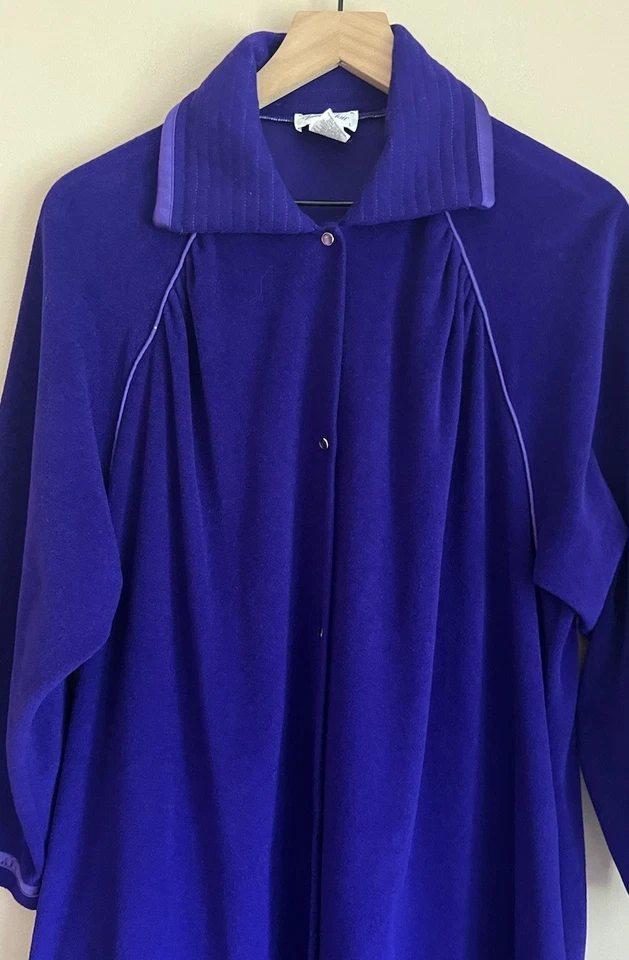 Bata de terciopelo vintage Vanity Fair púrpura frontal a presión larga grande 12 14 Foto 3 de 4