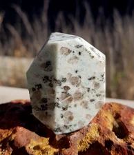 KIWI JASPER POLISHED FREE FORM 50 X 36 X 28 MM 94 G