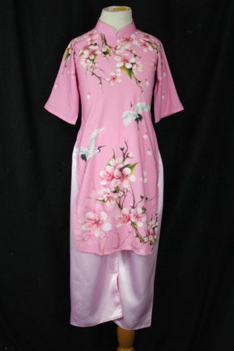 Traditional Vietnamese high collared áo dài with flamingo and magnolia print - Picture 22 of 39