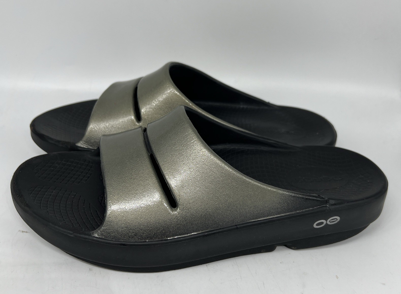 OOFOS OOAHH Luxe Metallic Silver Slip On Comfort Recovery Sandal- SZ M 6- W 8