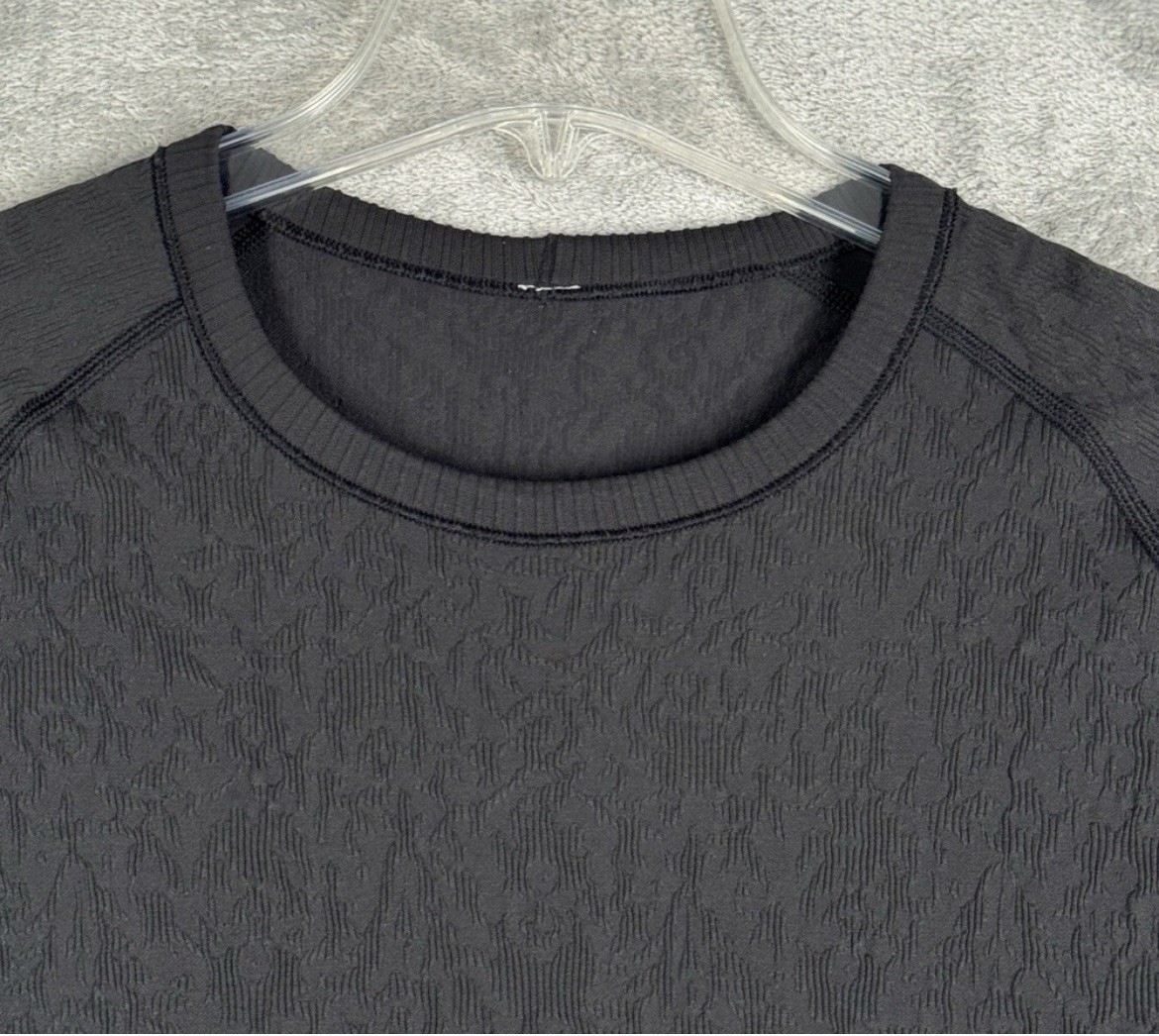 Lululemon Textured Pullover Workout Tip With Thum… - image 4