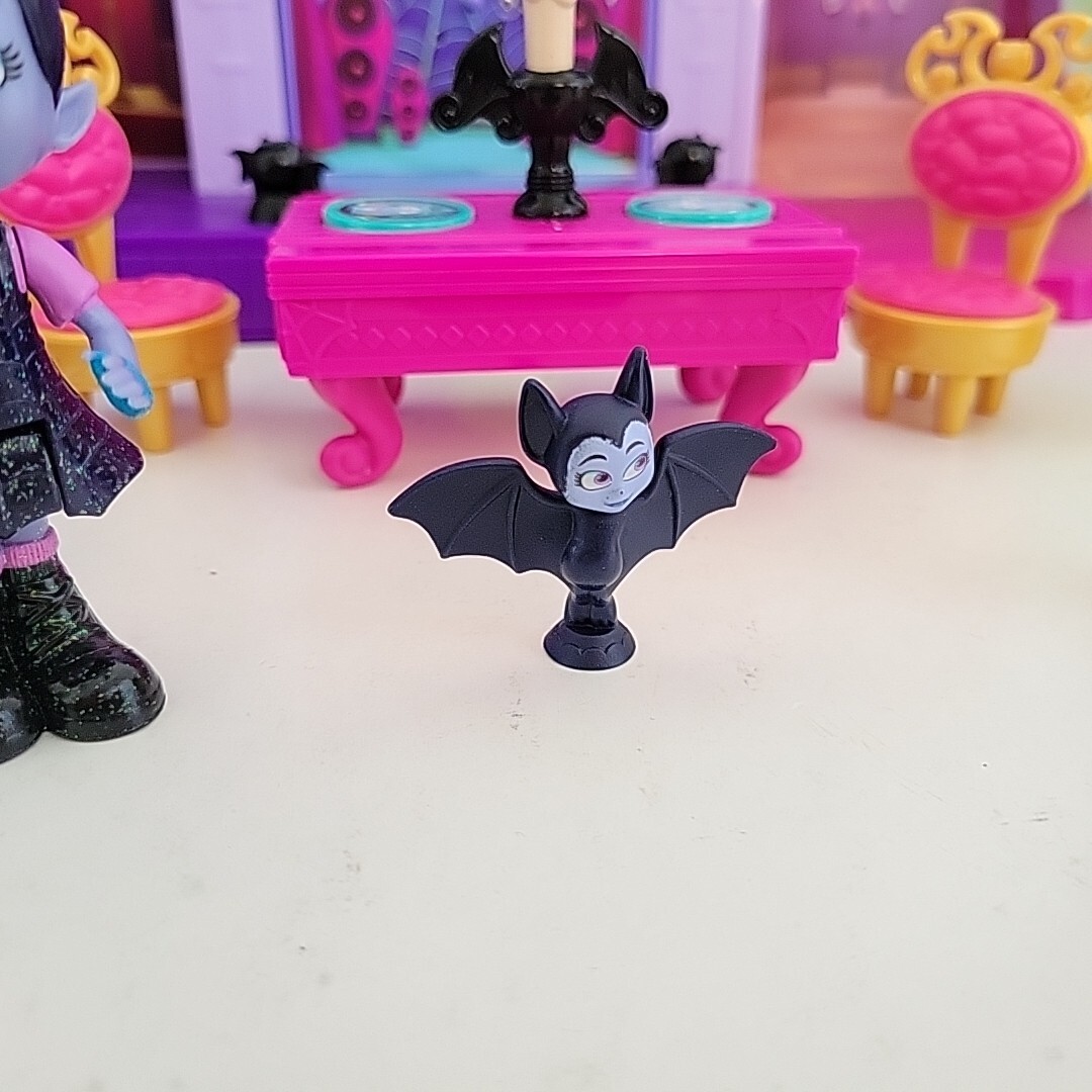 Disney Jr. Vampirina Doll House Spookleton Castle Playset Figure