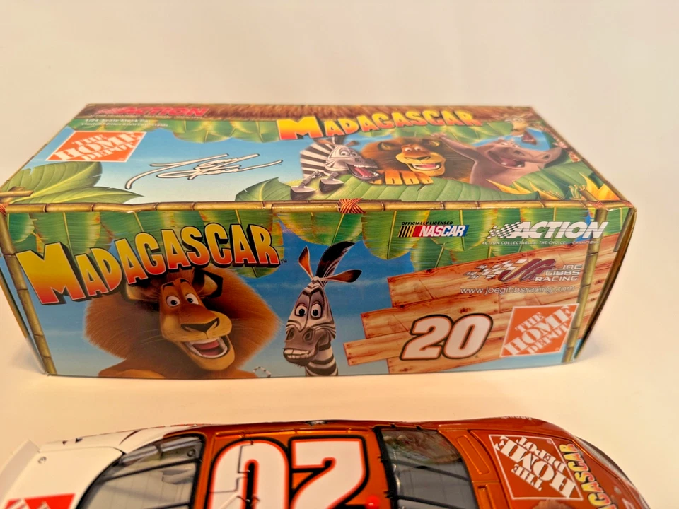 NASCAR Diecast - 2005 Tony Stewart #20 - Madagascar Theme Home Depot Foto 2 de 4