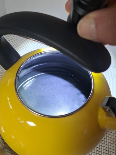 Hervidor de agua Kitchen Aid Citrus Sunrise con mango en C y recorte bandas rasguños menores - Imagen 11 de 18