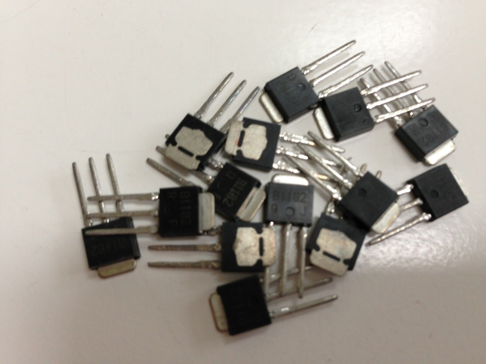 Transistor 2SB1186 SI-P 40V 2A 10W 100MHz | Componente Elettronico Di Alta Qualità | 1 Pezzo | Landvandchips - 6