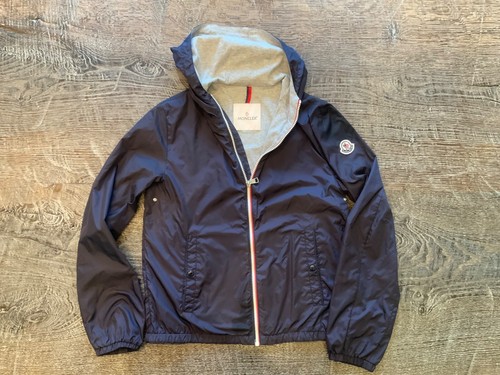Moncler Jungen Regenjacke mit Kapuze dunkelblau Gr. 14 getragen - Bild 2 von 9
