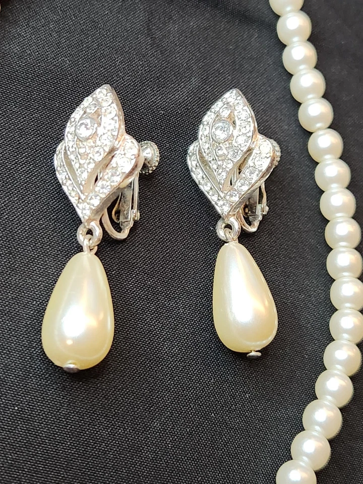 Juego de collar y pendientes Napier de perlas estrás lágrima acento tono plata Foto 3 de 4