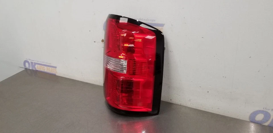 19 GMC SIERRA 2500 LUZ TRASERA LUZ TRASERA PASAJERO DERECHO Foto 4 de 4