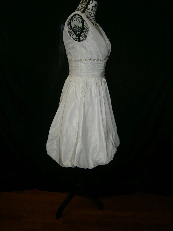 Vestido de Novia Alfred Angelo Perfecto 8 Corto Blanco Satinado Hombro Descubierto Cristales Foto 3 de 4