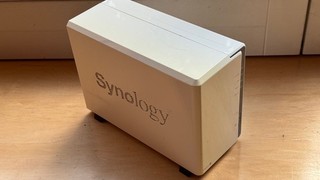 Synology DiskStation DS213j 2 Bay NAS weiß mit 2 x HDD WD30EFRX 68AX9N0 Red