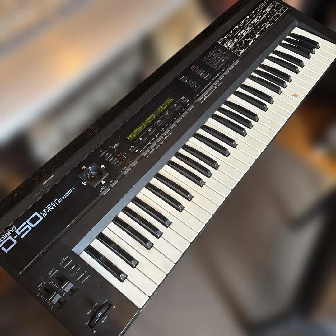 Roland D-50 シンセサイザー ケース付き Roland D-50 完動品 純正ハードケース付 希少別売音色データ入 液晶良