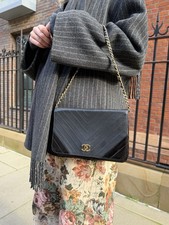 Autentica borsa vintage Chanel Chevron piccola in pelle con patta singola - nera