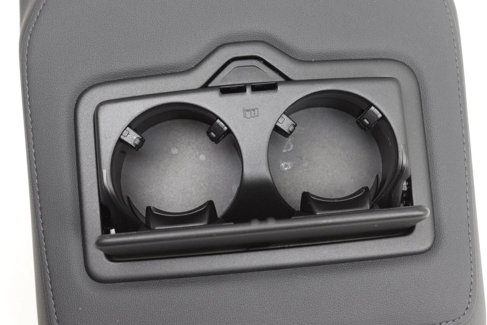 AUDI Q3 2019-2024 - reposabrazos asiento central trasero / soporte para copa 83A885081A Foto 3 de 4