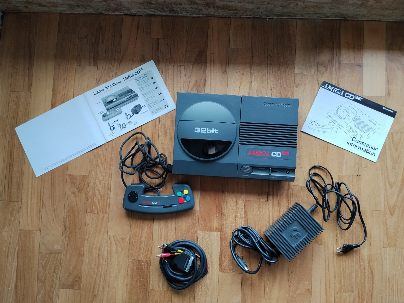 Commodore Amiga CD32 PAL 1993 Boxed Tested Working Original Controller Manuals