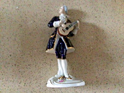 ROYAL DUX CZECH RARE ELEGANT MAN PLAYING GUITAR MODEL 3728 FIGUR NEUWERTIG