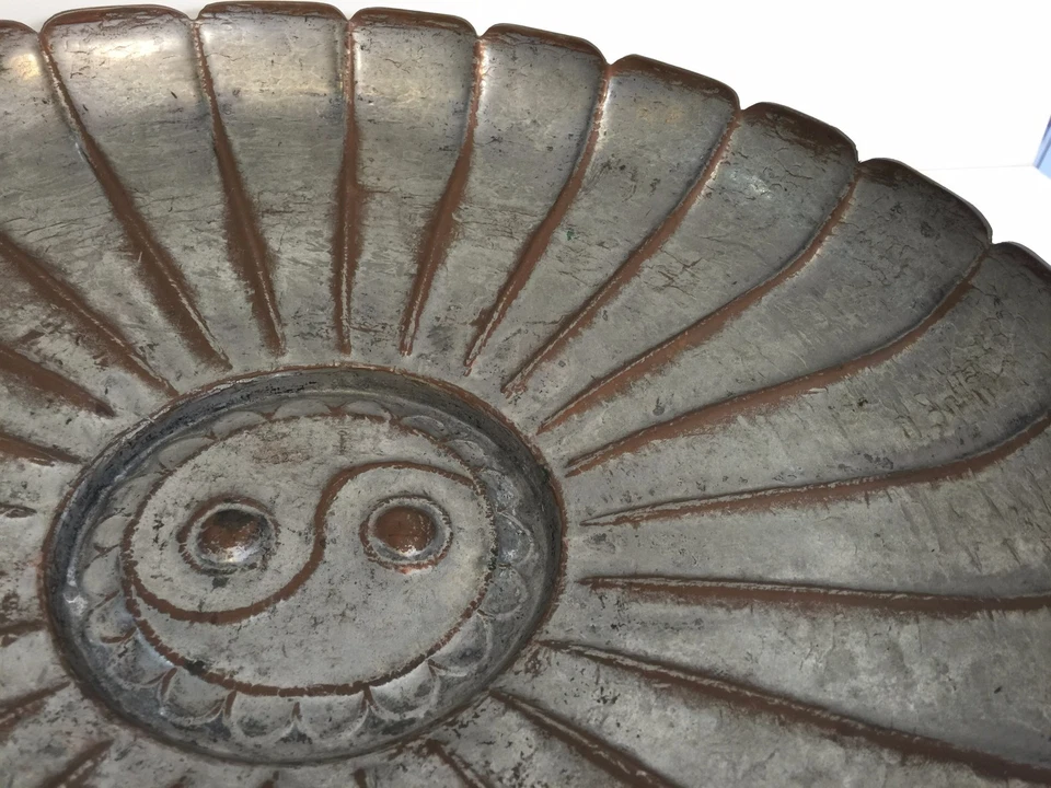 Antique Chinese Copper Hand Hammered Bowl Tray for Wall Hanging, 18" Diameter Foto 4 de 4