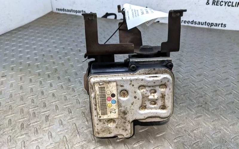 2003-2005 Chevrolet Silverado 2500 ABS conjunto de bomba de freio antibloqueio fabricante de equipamento original usado - Imagem 3 de 4