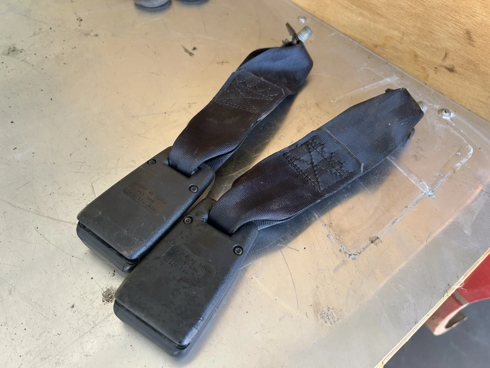 NISSAN 240SX 1992-1994 CONVERTIBLE S13 CINTURÓN DE SEGURIDAD TRASERO HEBILLA PAR OEM negro Foto 2 de 2