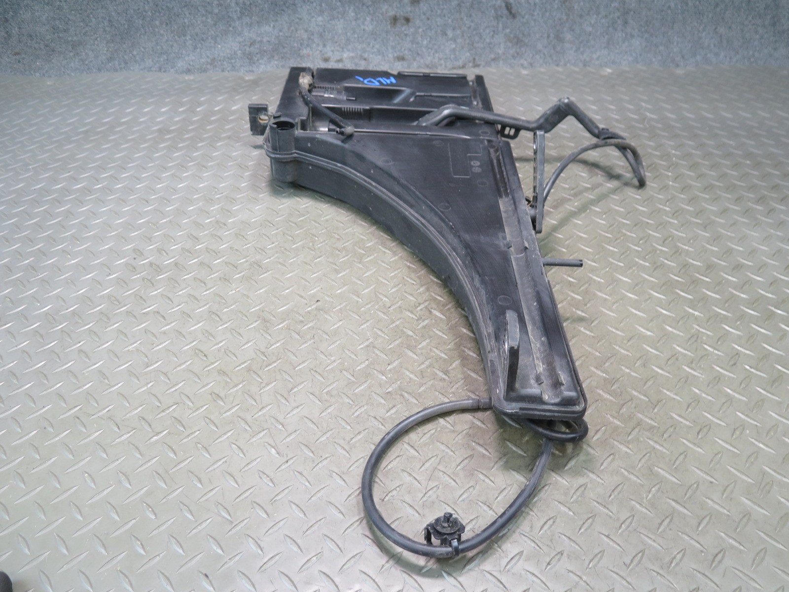 2017-2020 MASERATI LEVANTE M161 WINDSHIELD WASHER FLUID RESERVOIR TANK W PUMP