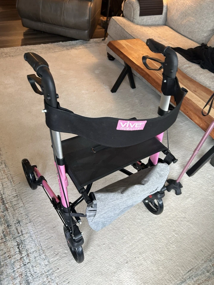 Andador vertical Vive Mobility con asiento plegable. Rosa Perla Foto 2 de 4