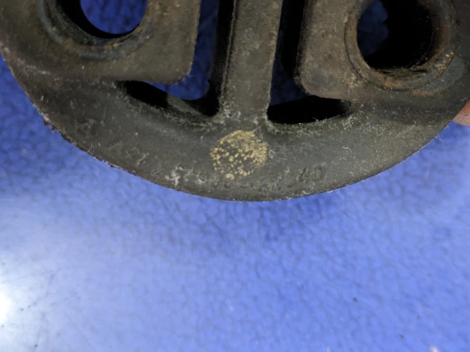 *CANTIDAD 1* TOYOTA 4RUNNER TACOMA FJ CT200h IS350 ESCAPE OEM SOPORTE suspensión Foto 2 de 4