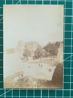 GG175 Foto um 1890 sehr guter Zustand 11x8 cm spielende Kinder auf einem Dorfplatz