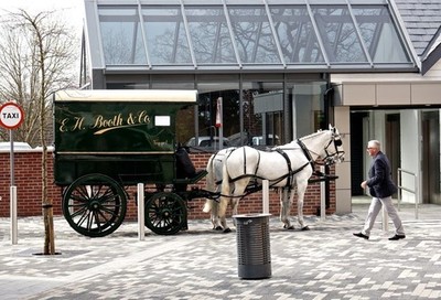 Foto A3 Taxi !!! Hale Barns E.H.Booth & Co mount a retro service fo c2015