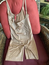 SPANX 10235R THINSTINCTS 2.0 OPEN BUST MID-THIGH BODY SUIT, MEDIUM, LATTE