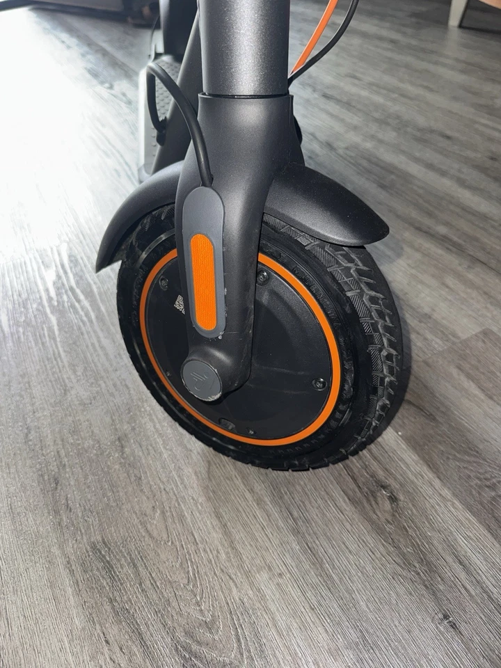 Segway Ninebot F35 滑板车 24.9 英里范围 18.6 万像素(实心轮胎/防流行) — 第 4/4 张图片