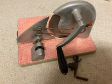 Alte Brotschneidemaschine mit Kurbel DDR Vintage, Retro Wurst Brötchen 