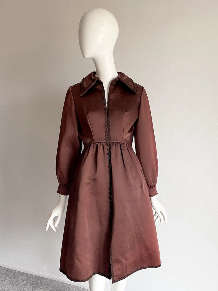 Vestido vintage años 60 Oscar De La Renta marrón satinado cuello moño ribete años 70 Foto 4 de 4